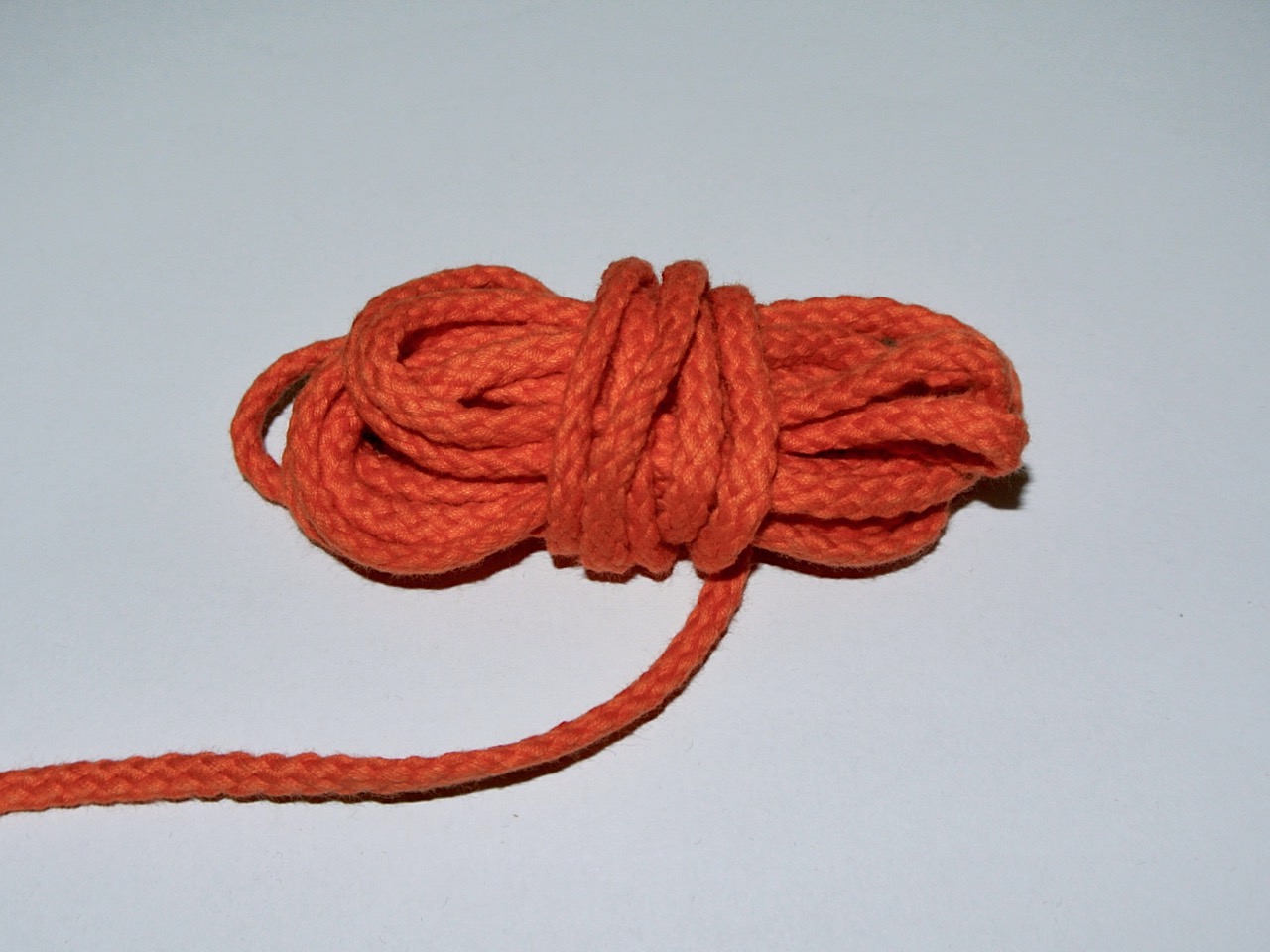 Šňůrka oděvní kulatá oranžová 5,3mm