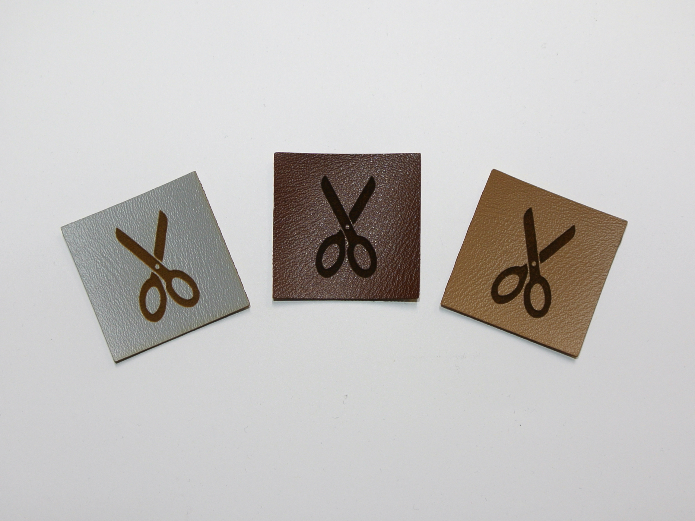 Štítek handmade s nůžkami (koženka) 